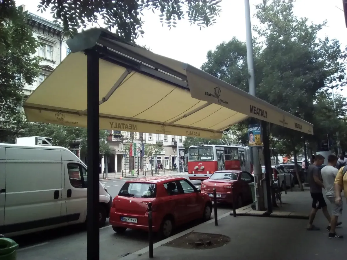 MENÜK logós oldaltartós napellenző városi járdán