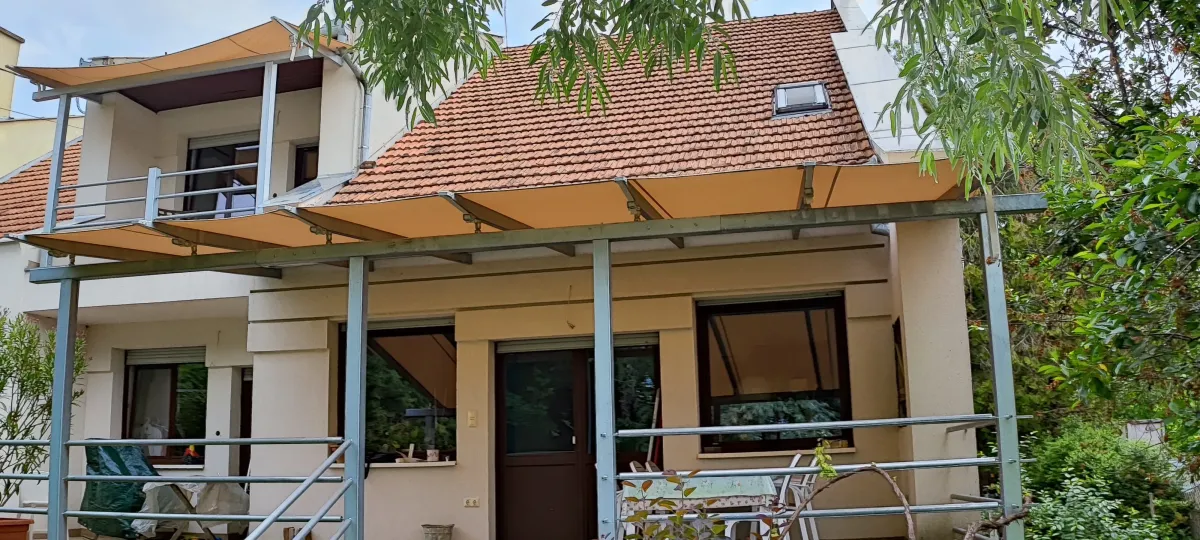 Családi ház terasza több szekciós napellenzővel árnyékolva