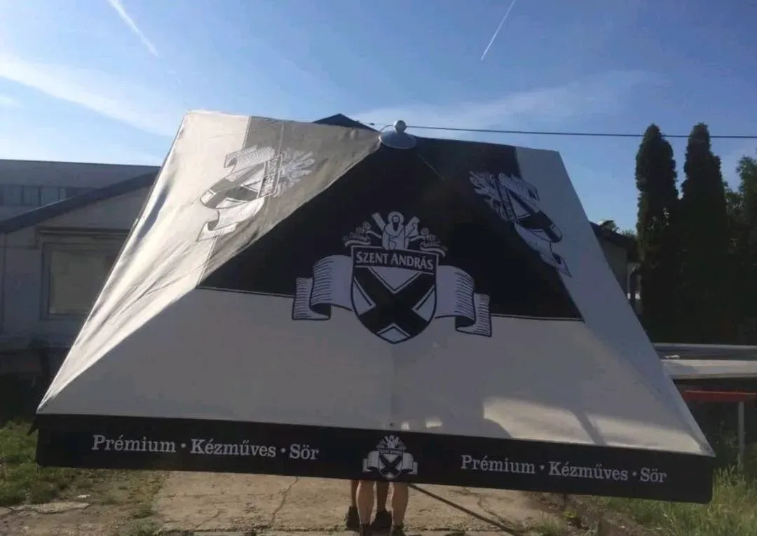 Egyedi logózott sörmárkás napernyő kültéri használatra