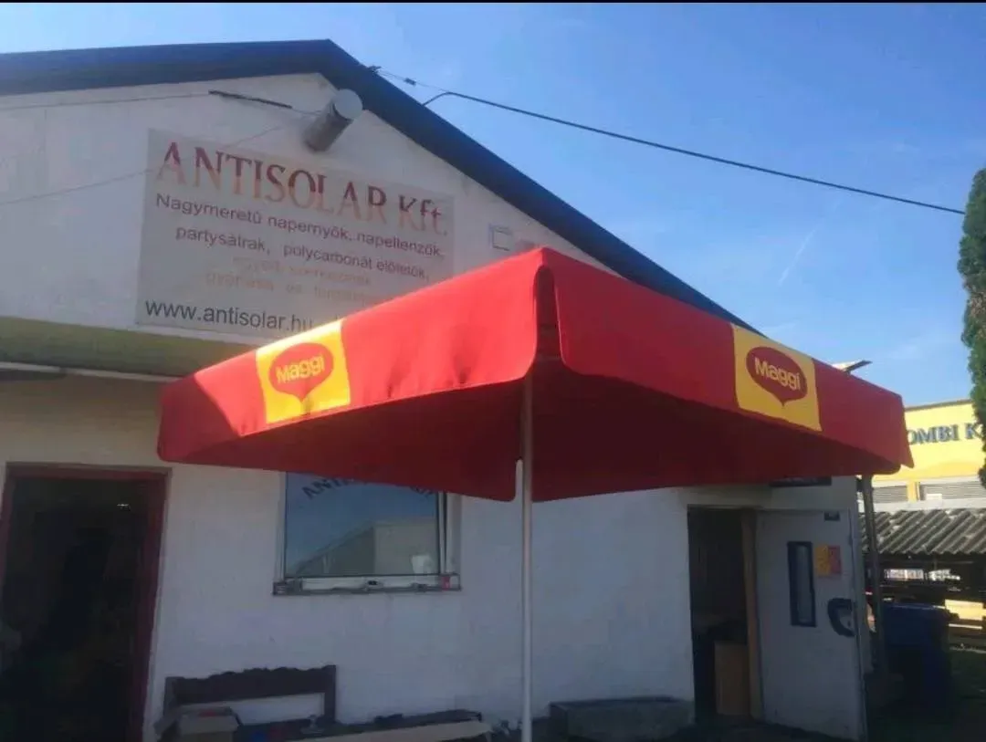Logózott piros napernyő az Antisolar Kft. telephelye előtt