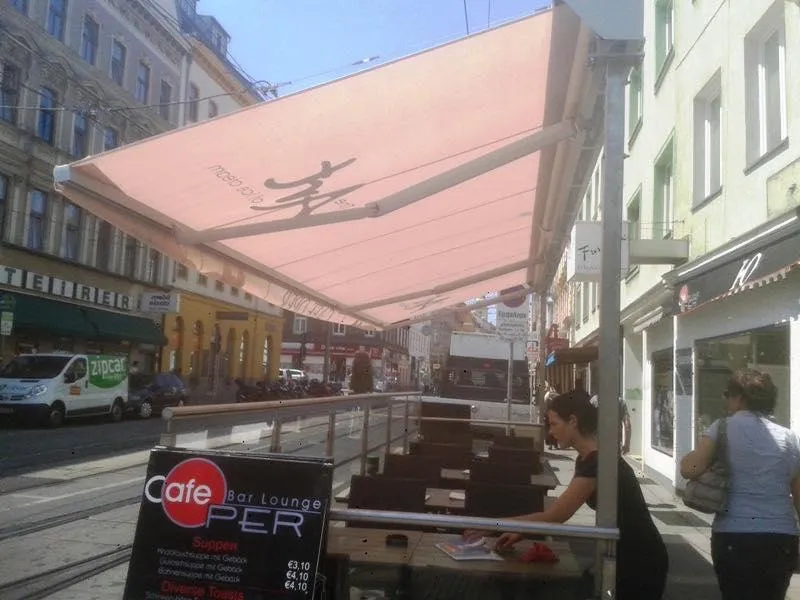 Utcai étterem terasz nagy, logózott napernyő alatt
