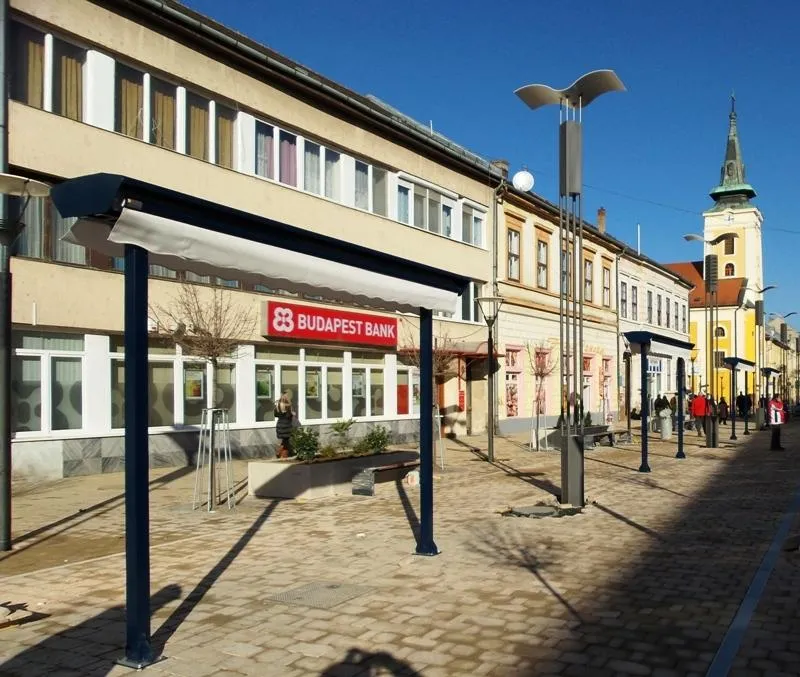 Budapest Bank előtt kétoldalas napellenző látható.