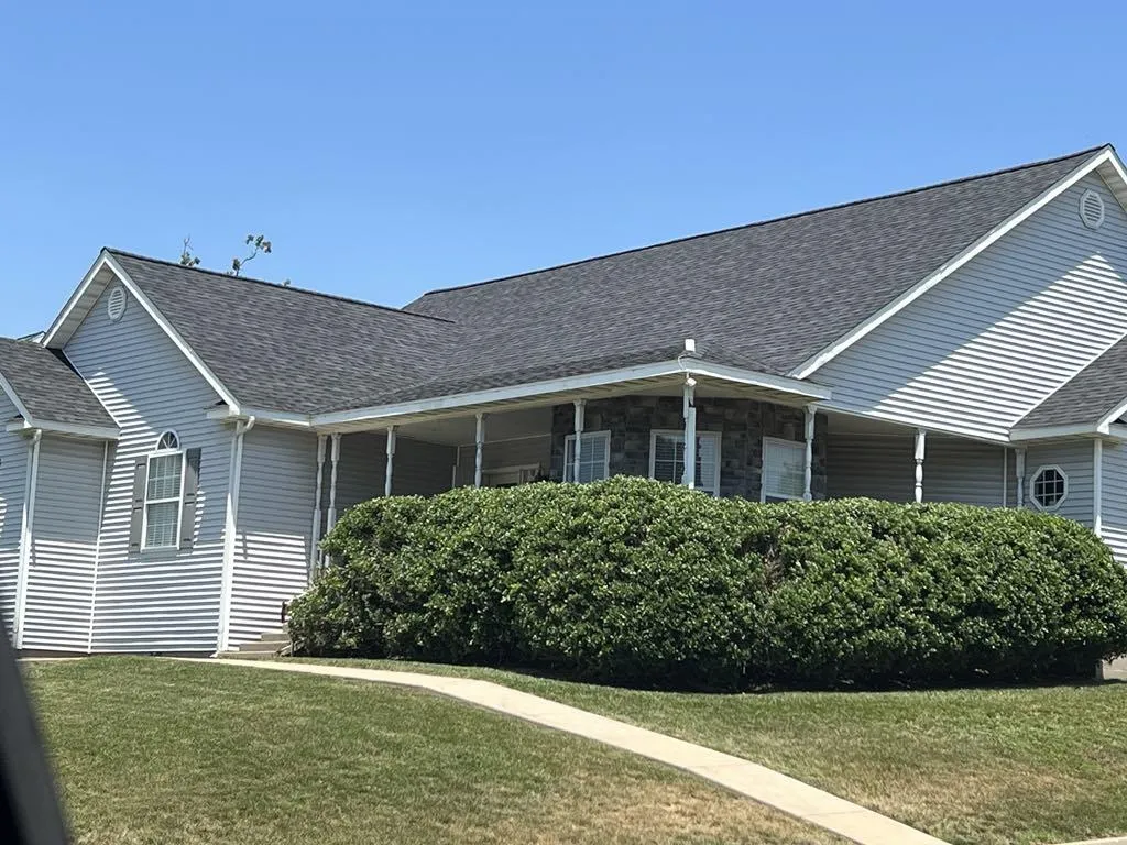 A roof with new shingles on it>