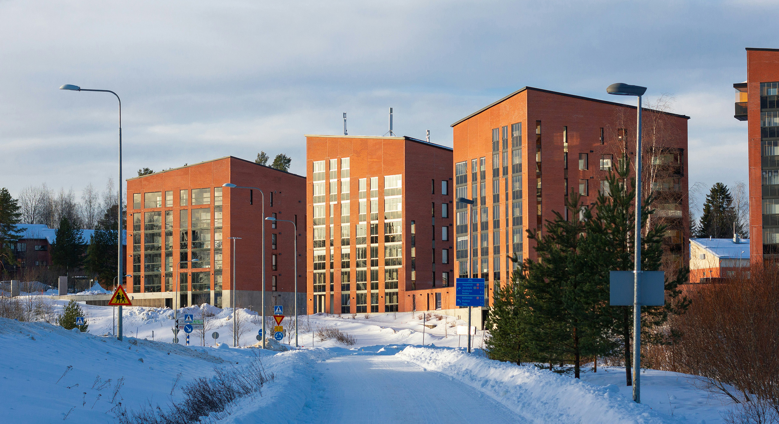 Energialaskentaa työpöydän ääressä