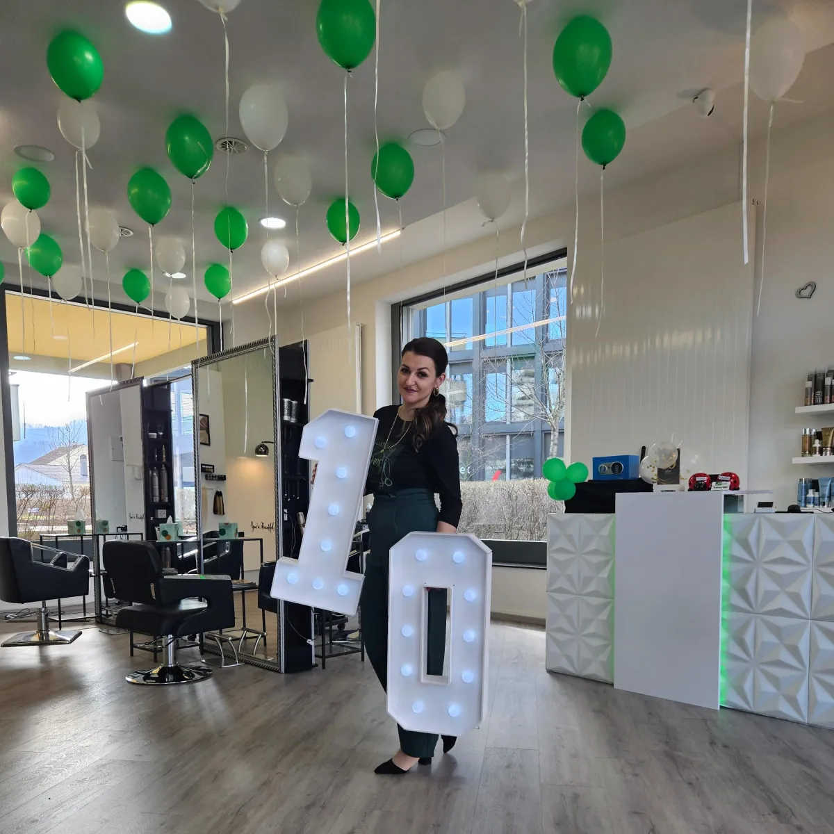Ivana, Inhaberin des Glücksschere Salons, feiert 10 Jahre erfolgreiche Salonleitung