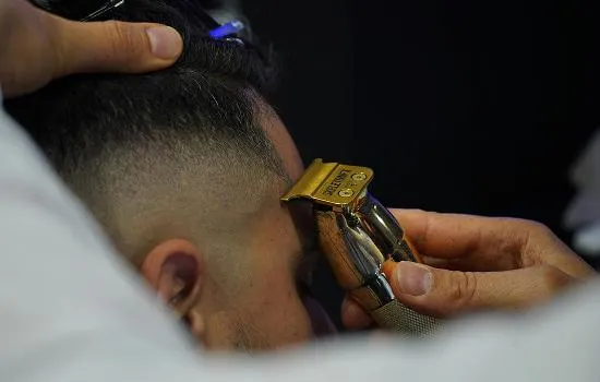 Frischer Herren-Fade-Schnitt mit präzisen Konturen bei Coiffeur Pratteln