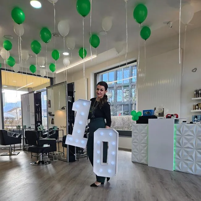 Ivana, Inhaberin des Glücksschere Salons, feiert 10 Jahre erfolgreiche Salonleitung