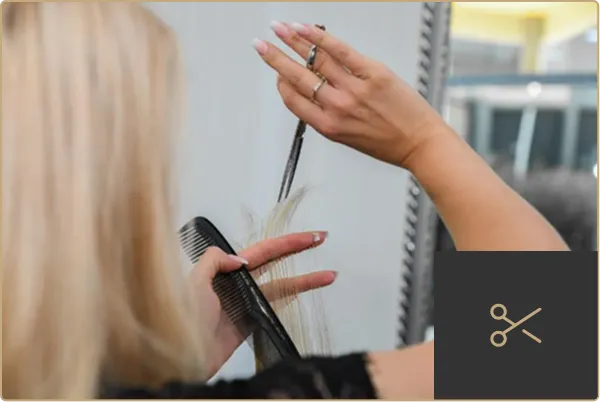 Haarschnitt mit Glätteisen im Friseursalon
