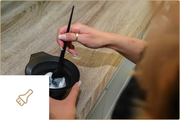 Färbemischung wird mit Pinsel vorbereitet