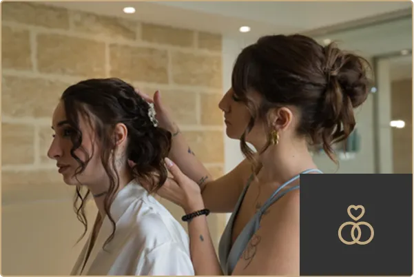 Friseurin stylt Brautfrisur mit Hochsteckfrisur