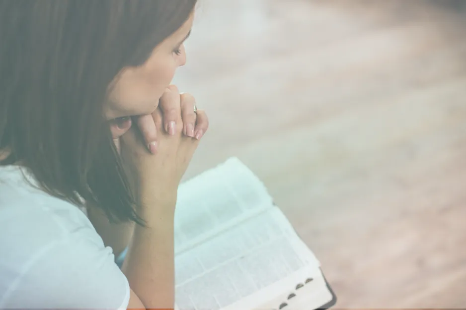 Christian woman praying and seeking clarity on her God-given coaching niche