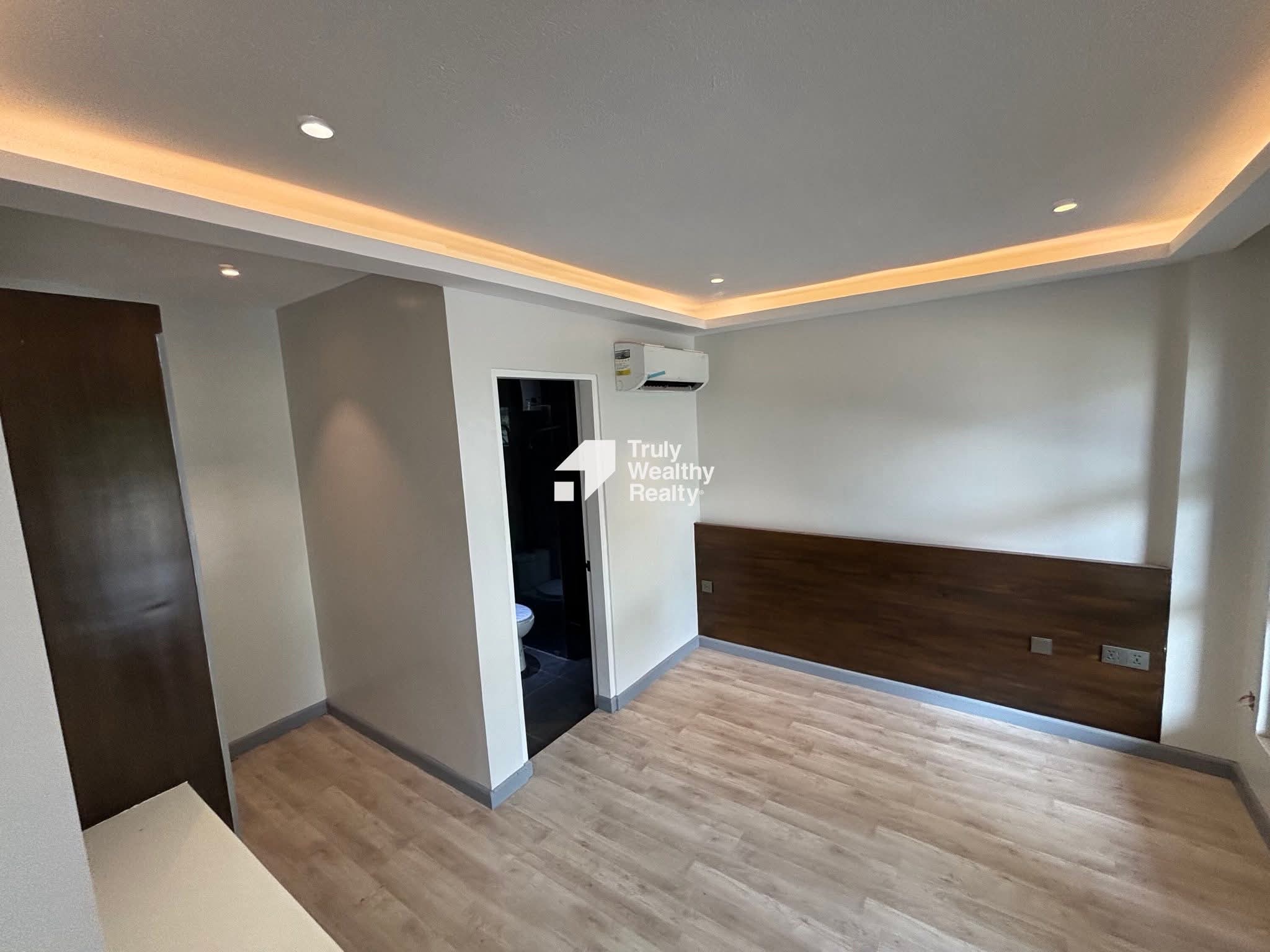 4-storey Semi-ridge Home with Pool