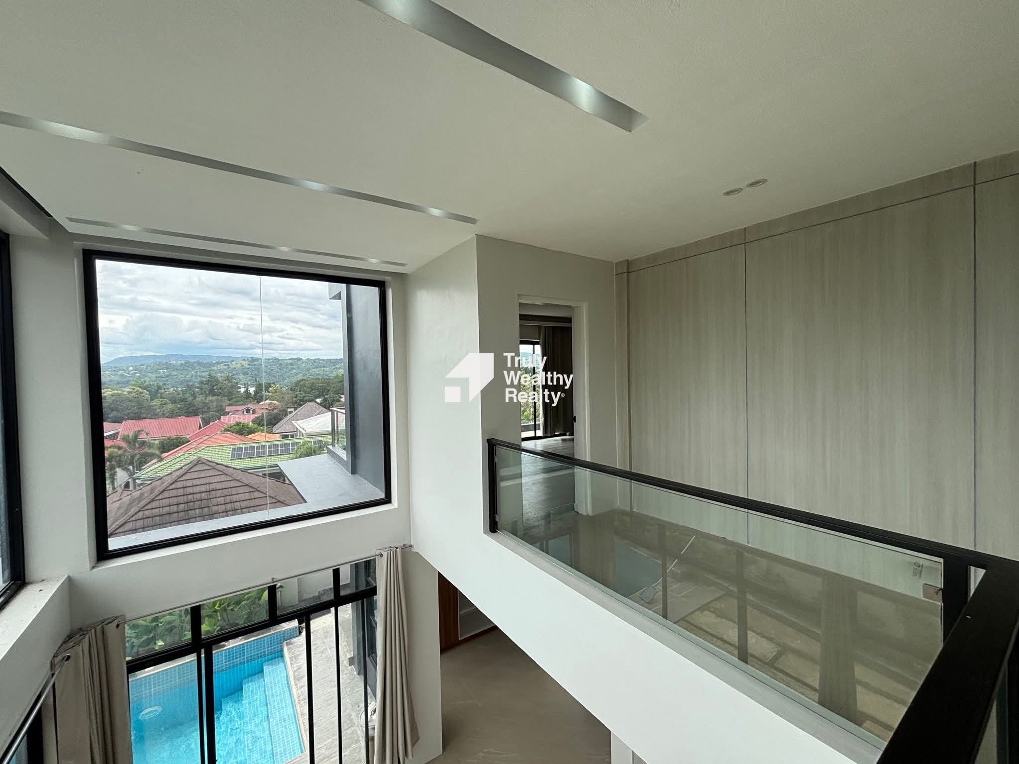 4-storey Semi-ridge Home with Pool