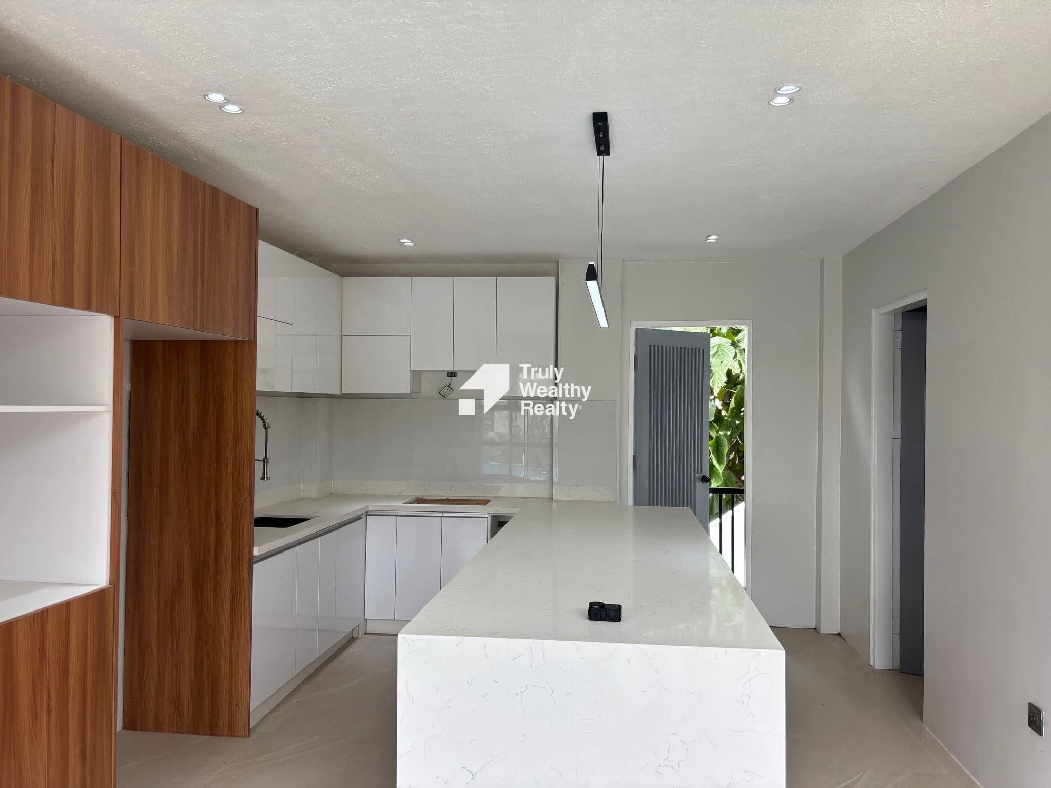 4-storey Semi-ridge Home with Pool