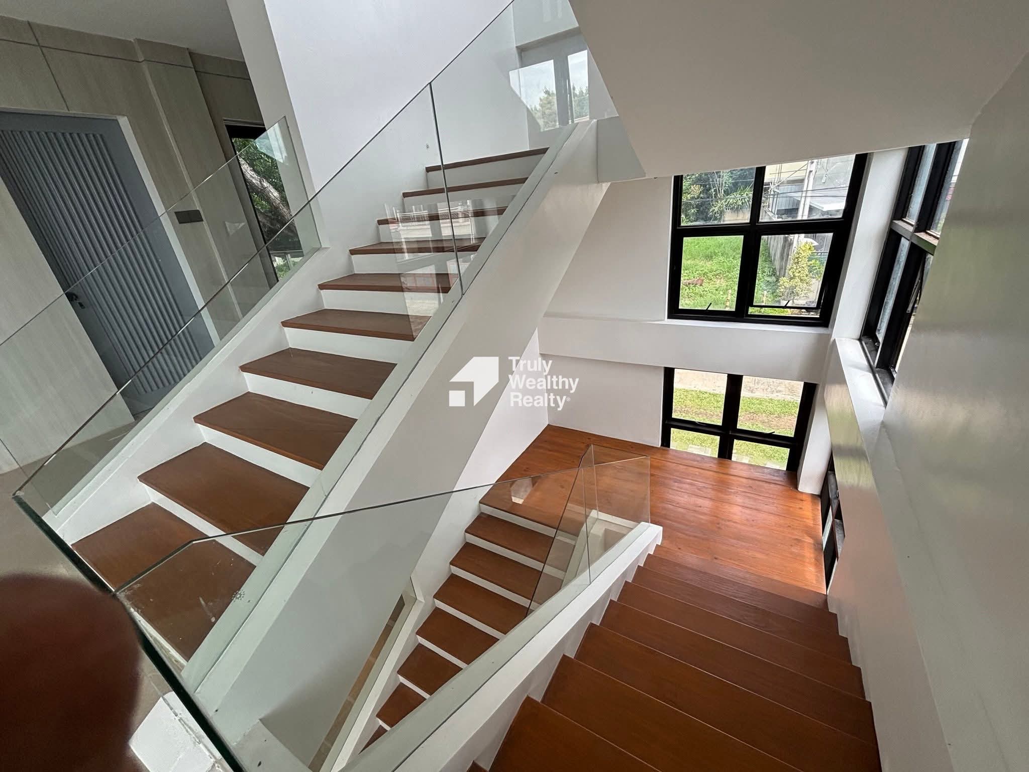 4-storey Semi-ridge Home with Pool