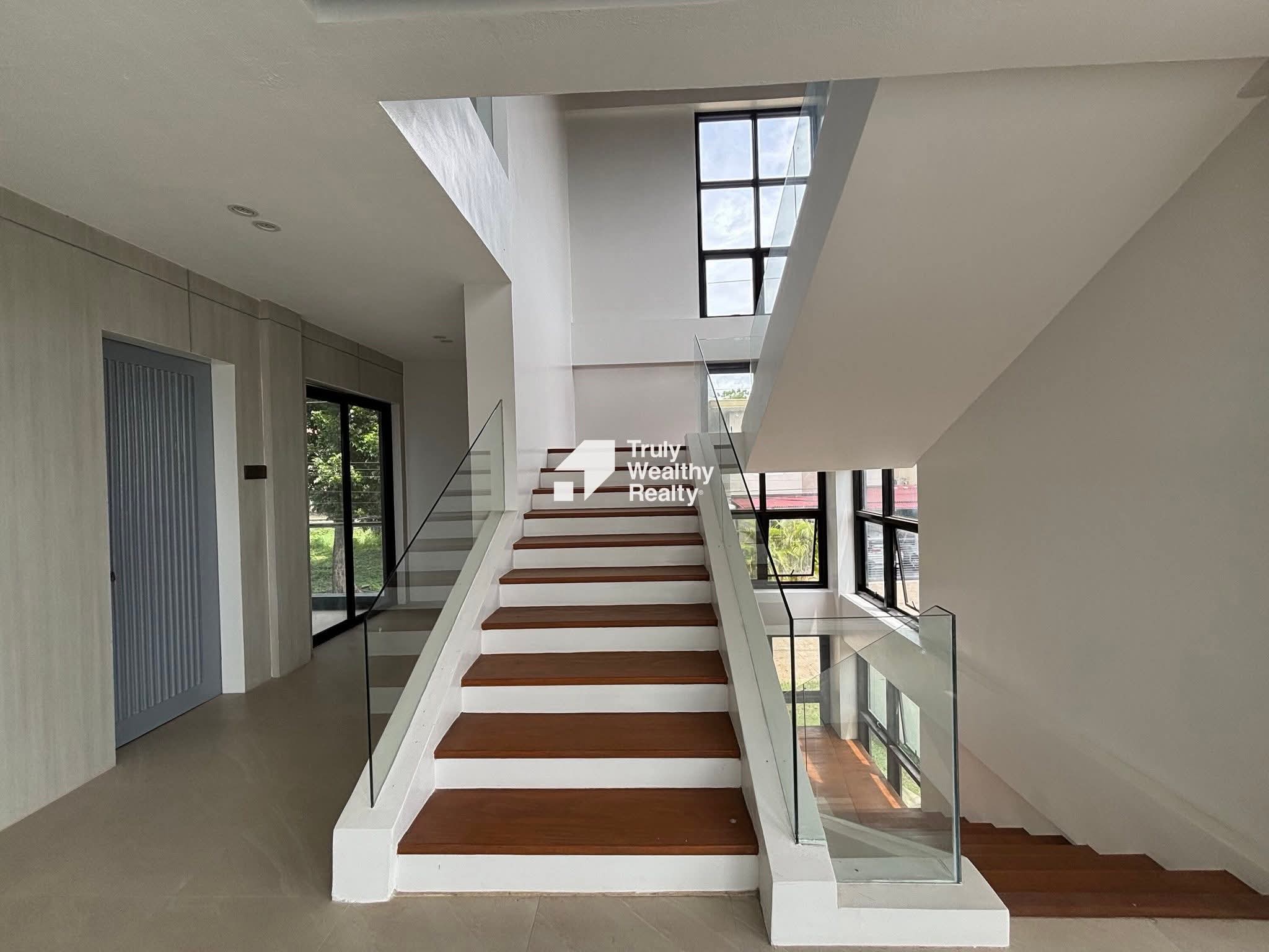 4-storey Semi-ridge Home with Pool