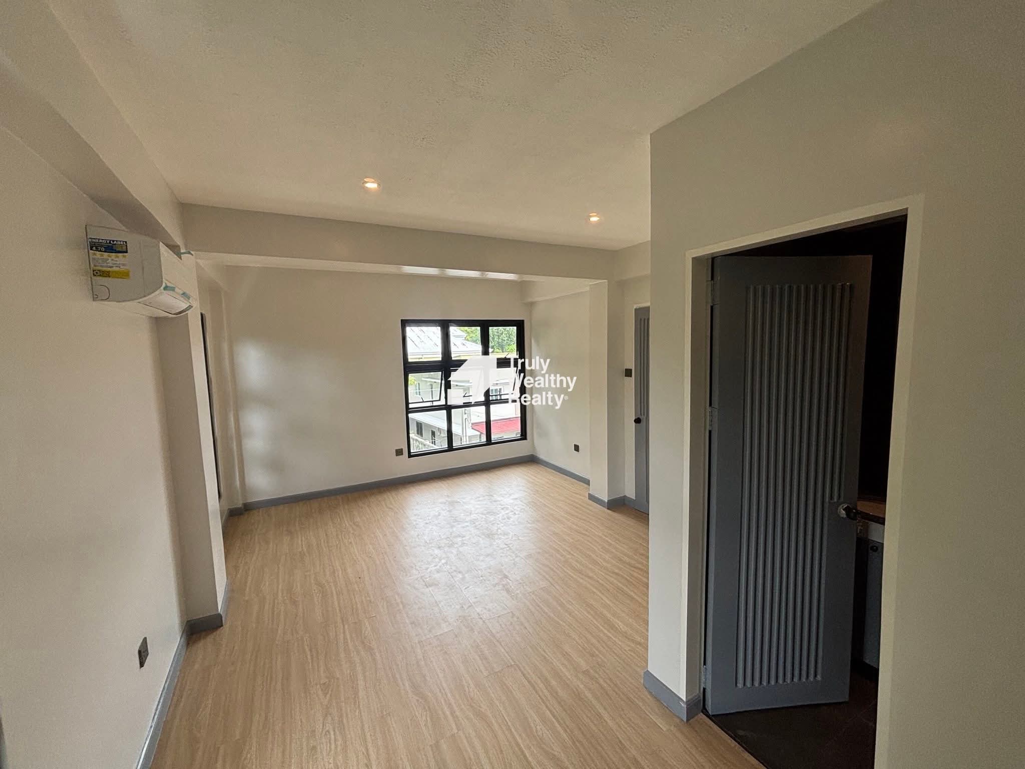 4-storey Semi-ridge Home with Pool
