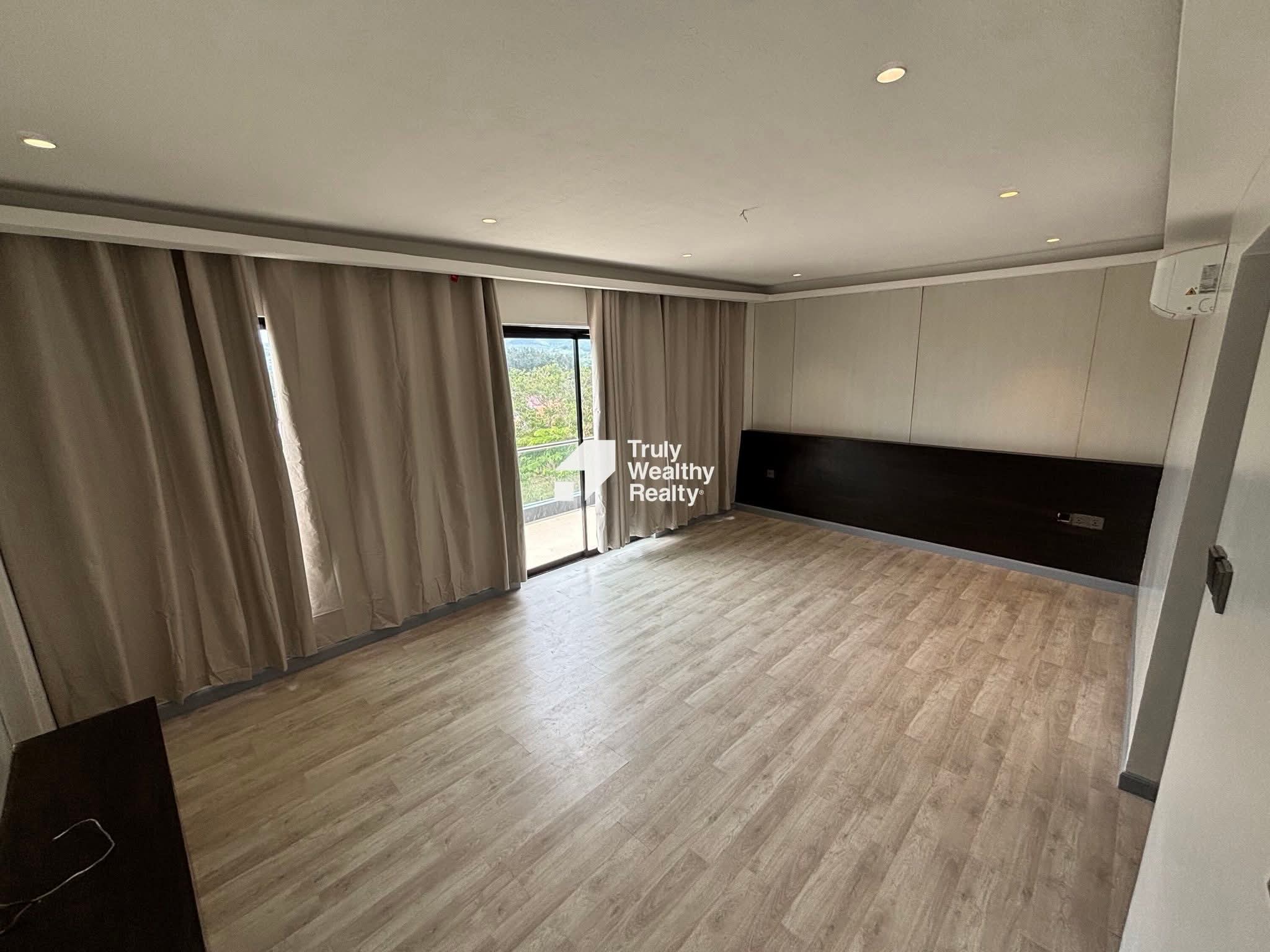 4-storey Semi-ridge Home with Pool