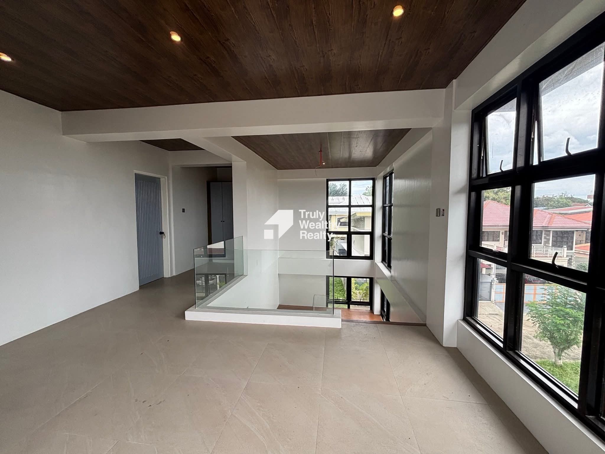 4-storey Semi-ridge Home with Pool