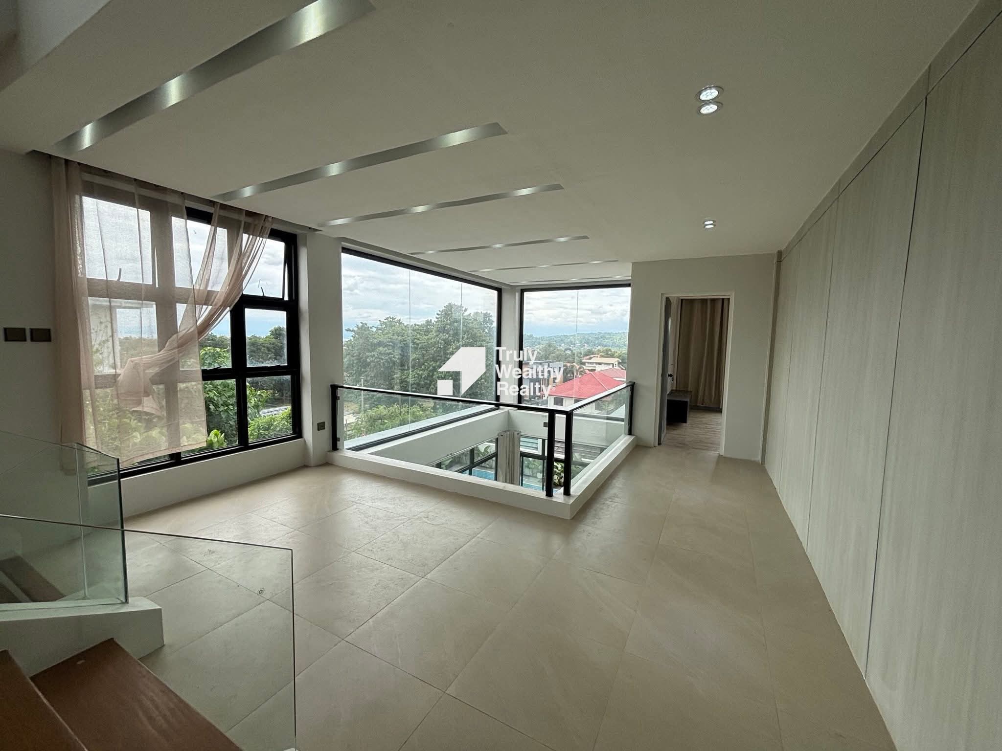 4-storey Semi-ridge Home with Pool