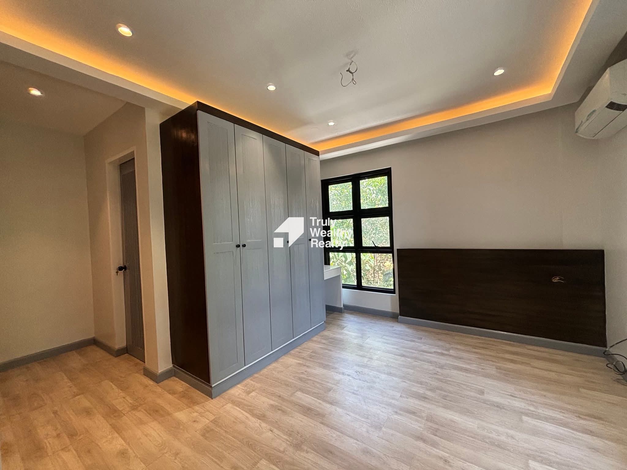 4-storey Semi-ridge Home with Pool