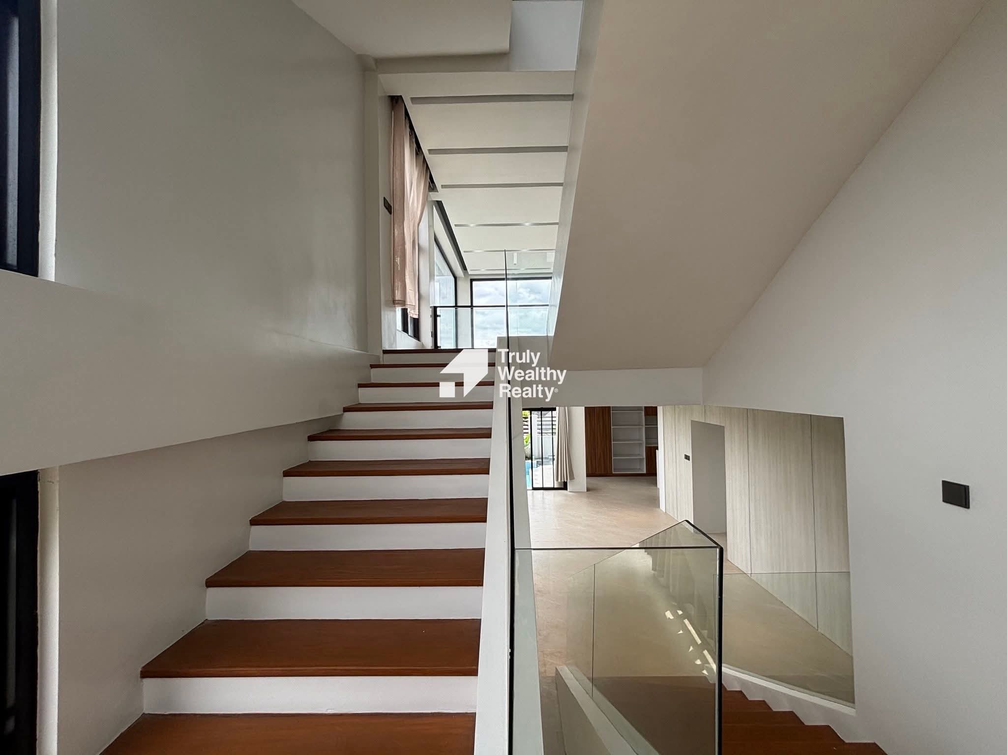 4-storey Semi-ridge Home with Pool