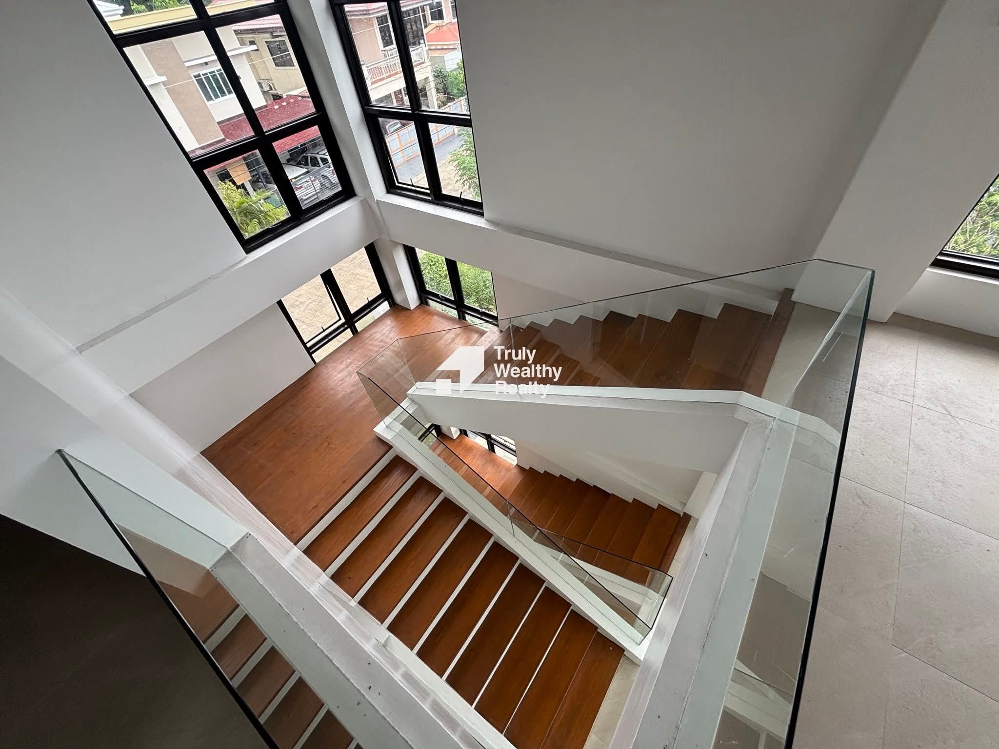 4-storey Semi-ridge Home with Pool