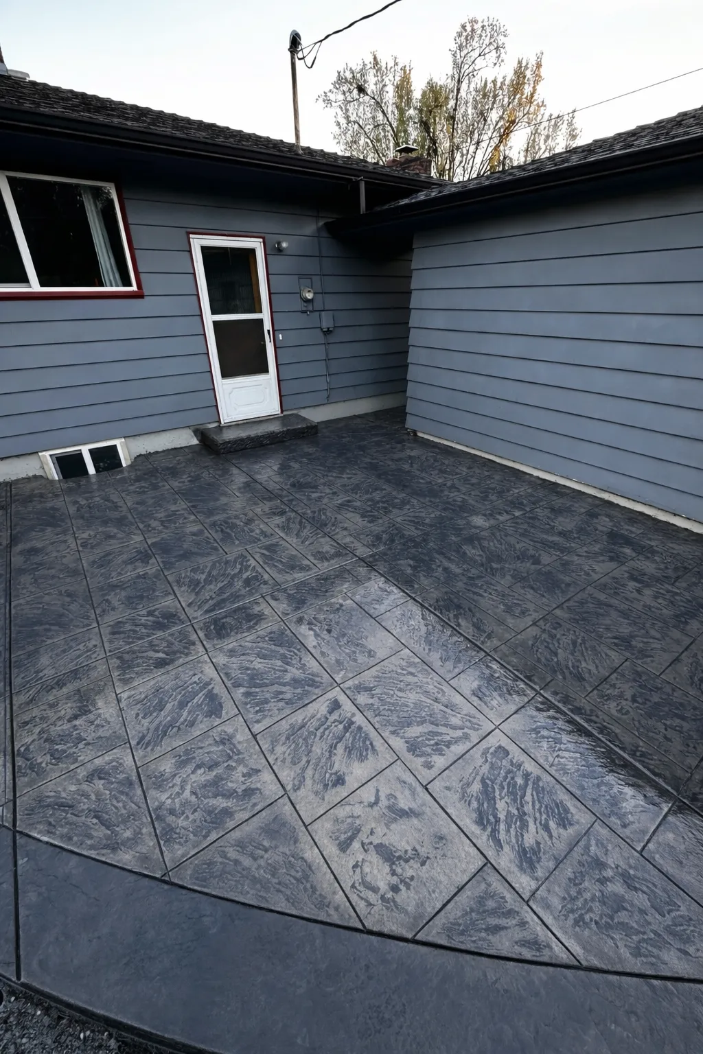 a black and white photo of a concrete structure