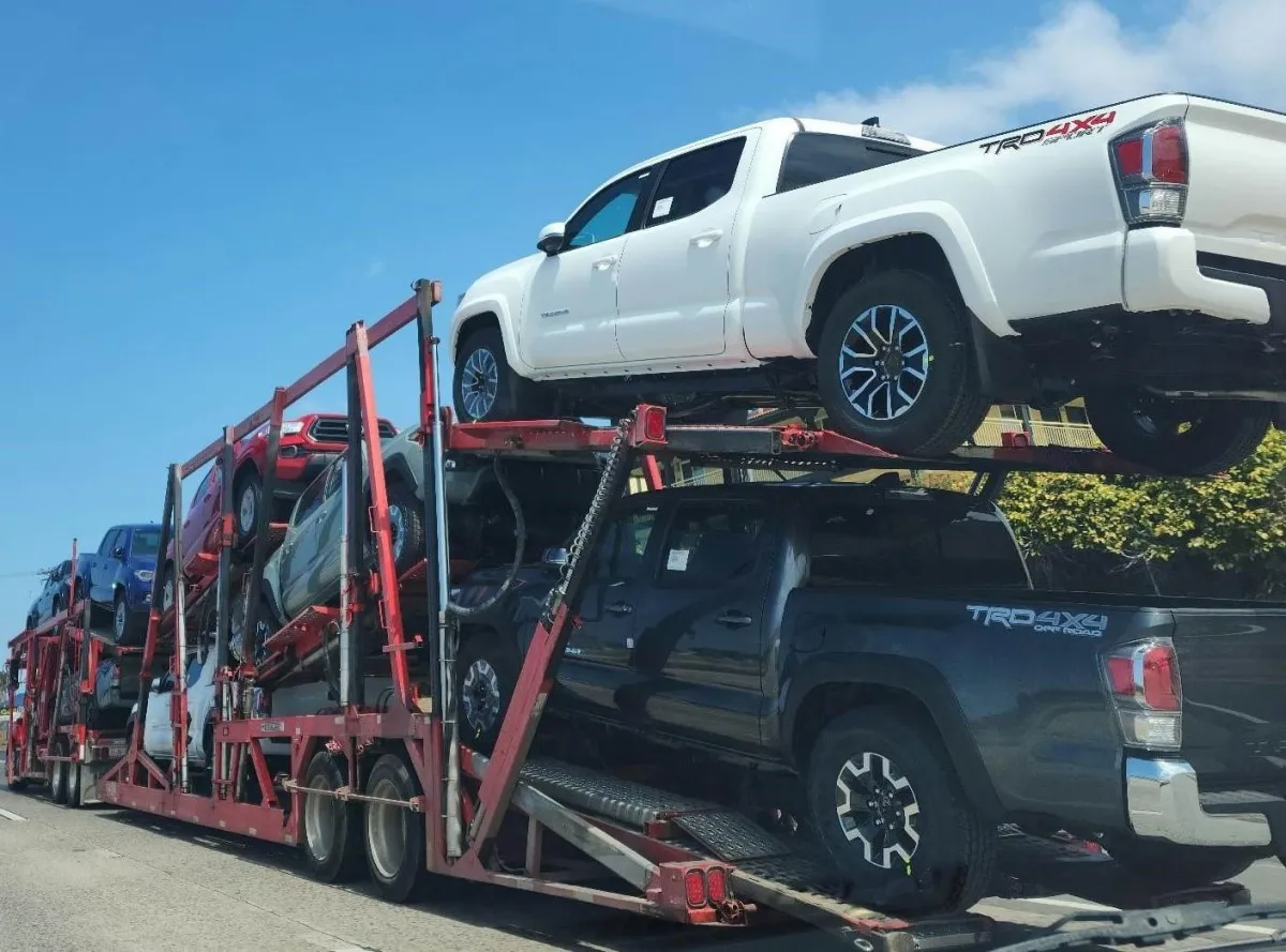 Heavy Duty tow truck hauling many vehicles on a long distance tow