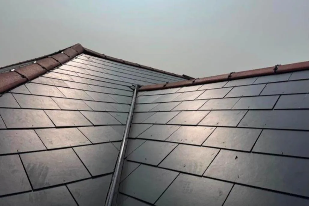 Roofing contractor in Salisbury fitting new roof tiles