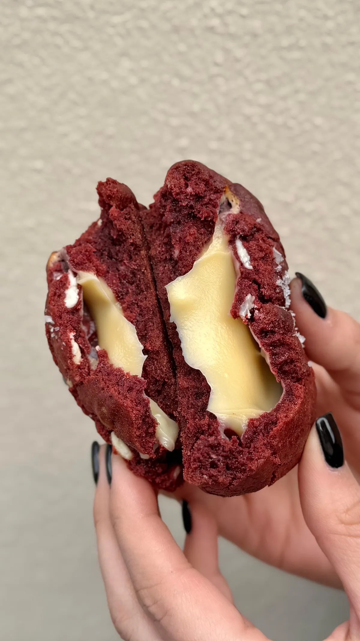 Przełamane ciastko red velvet z kremowym środkiem