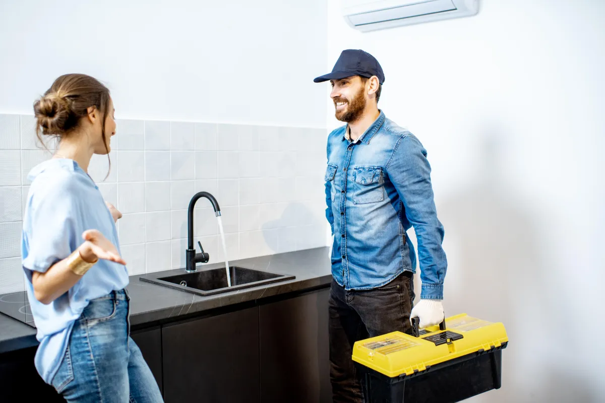 handy-man-with-woman-on-the-kitchen