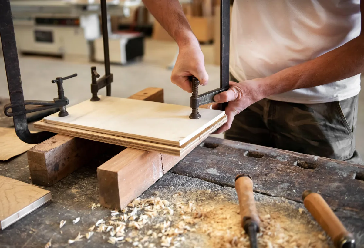 carpenter-or-woodworker-using-a-vice