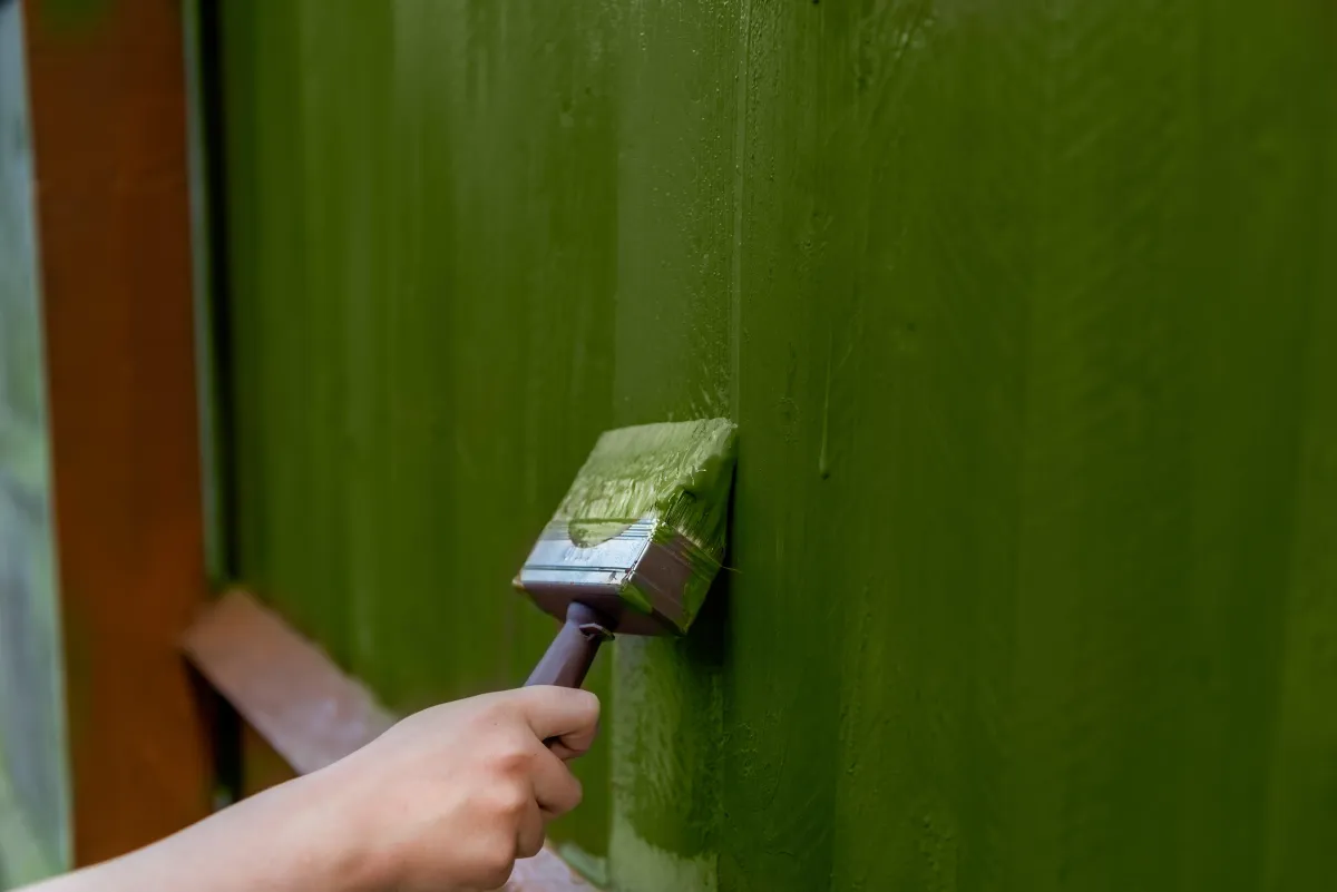 painting-old-wooden-fence-with-a-green-paint