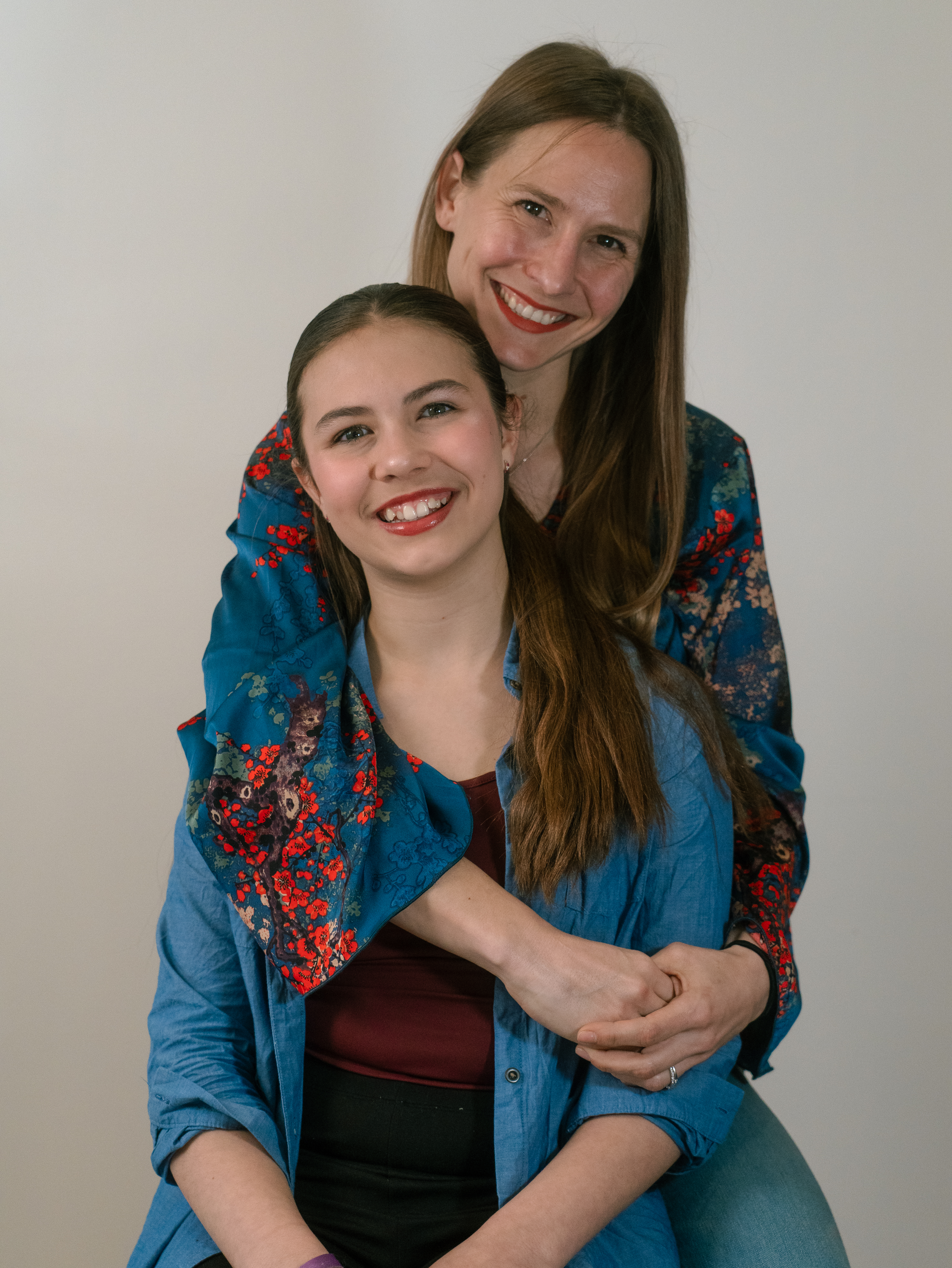 Image d'une mère et sa fille, financièrement confiantes