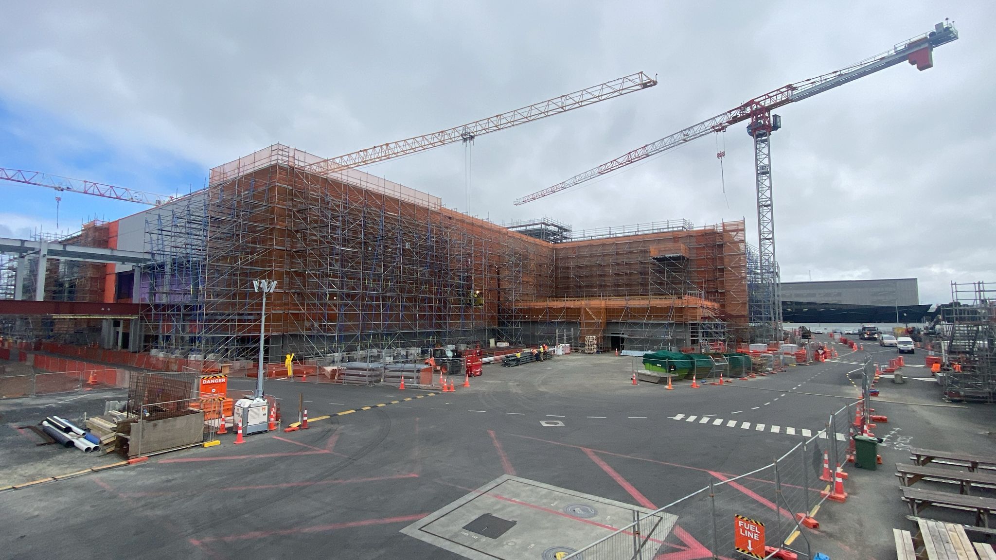 Allround steel scaffold system on multi-storey commercial building