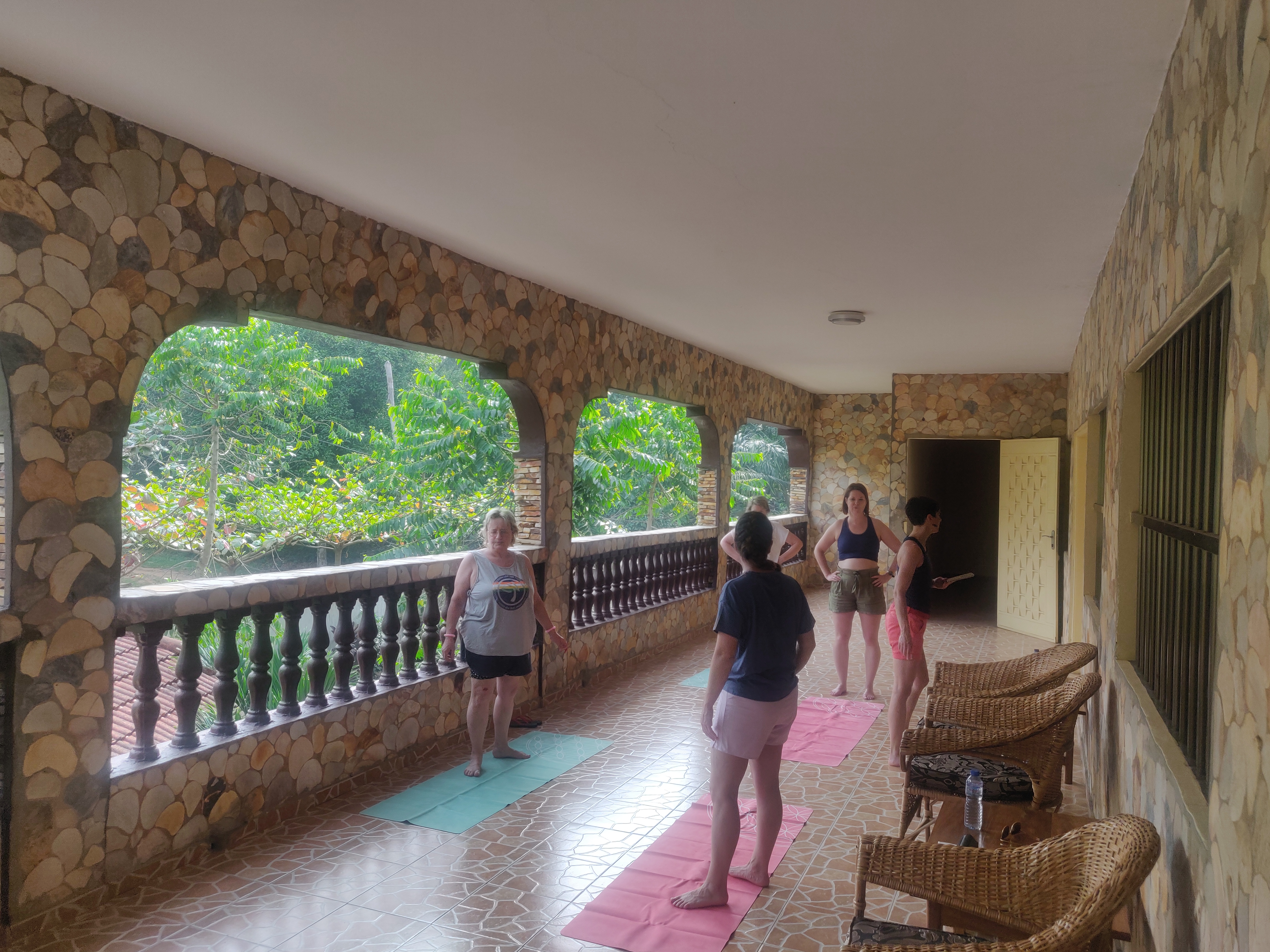 Séance de yoga en plein air pendant la retraite Body&Mind au Togo
