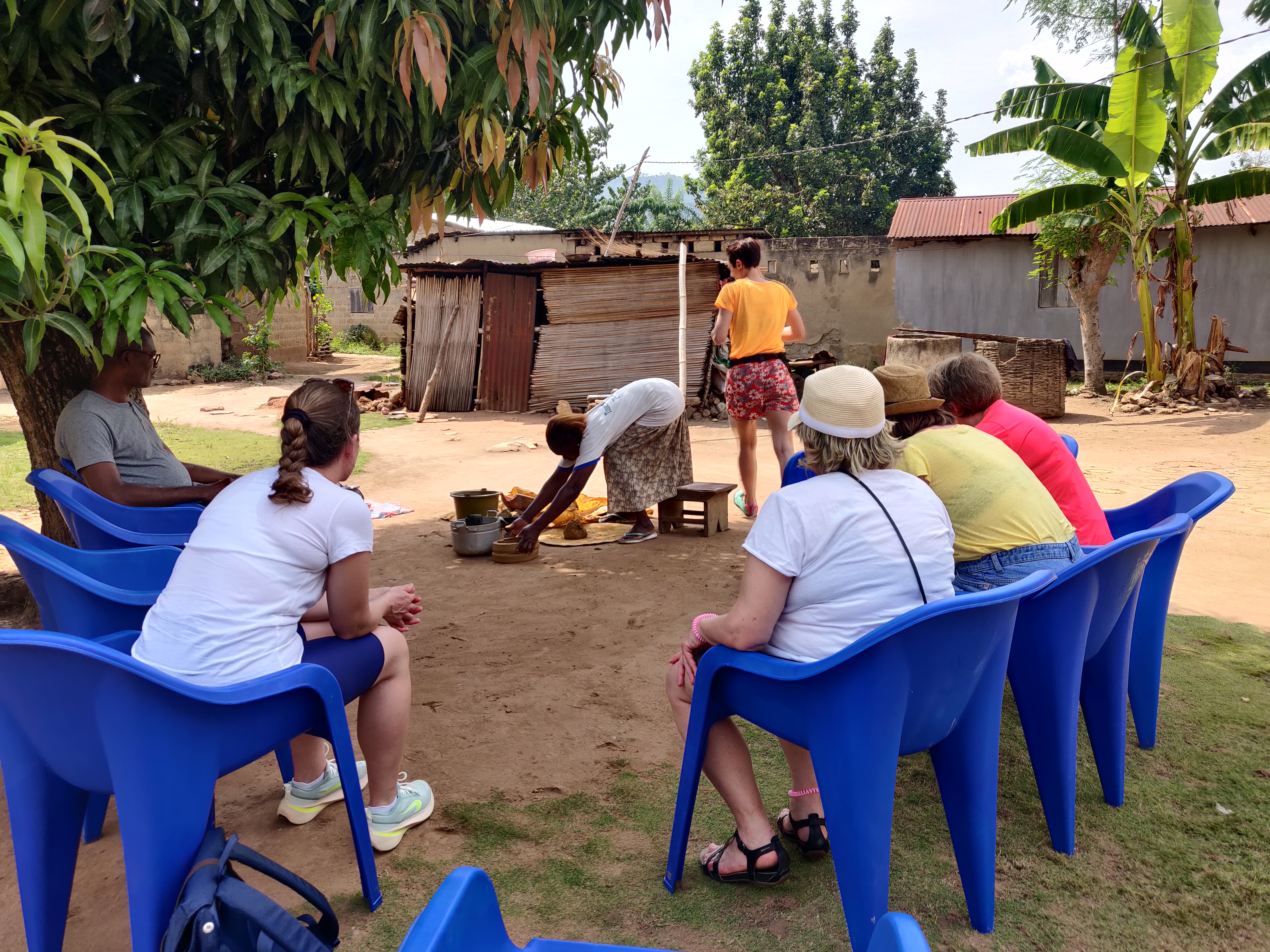 Repas convivial et cuisine africaine lors de la retraite
