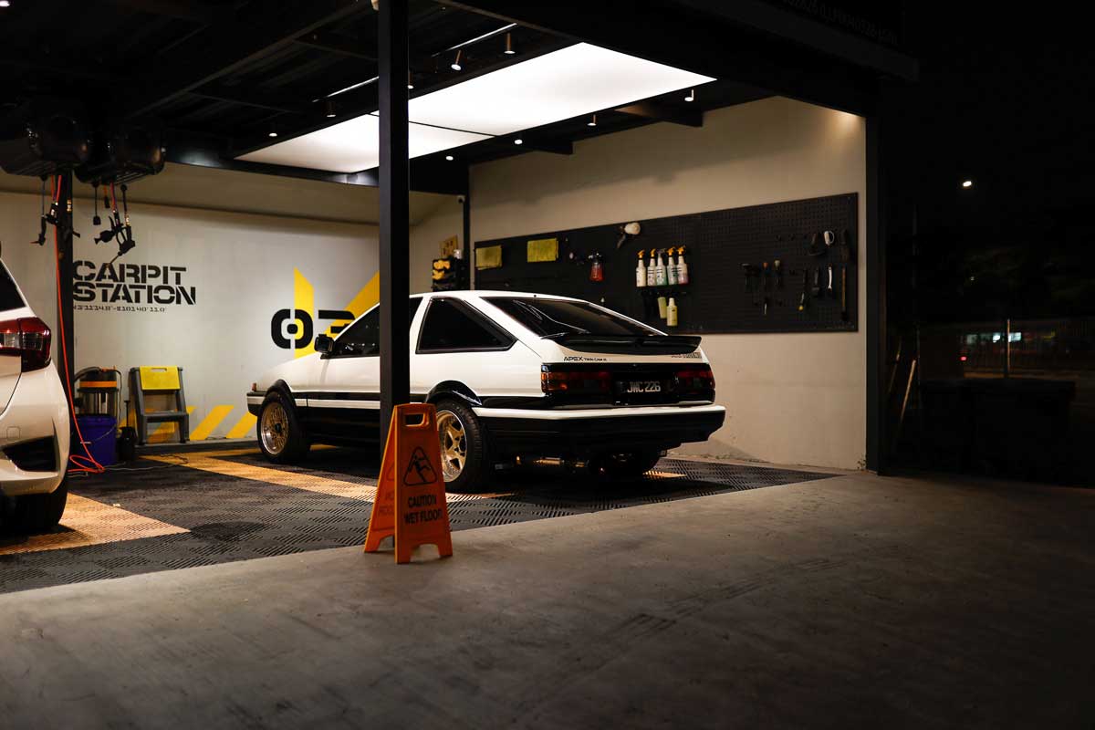 toyota ae86 in the carpit for wash