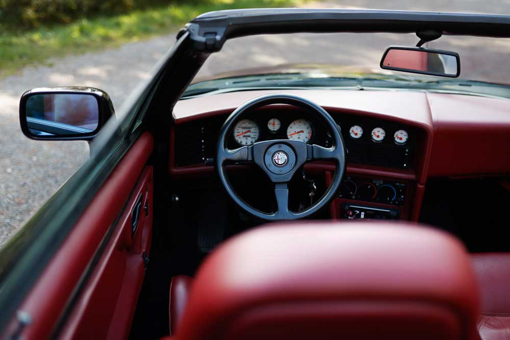 steering wheel of the alfa romeo rz 