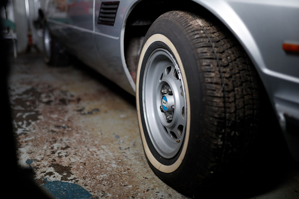 white tire side of detomaso longchamp original tires 