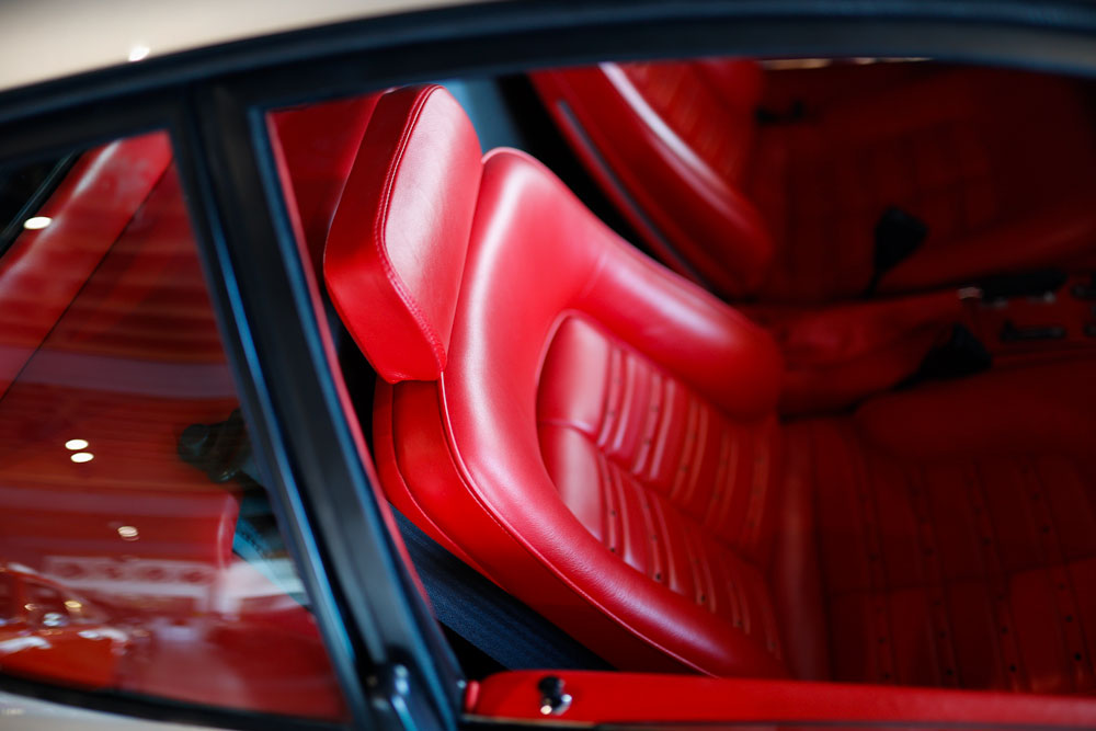 the passanger seat on the Ferrari 512 bb - red interior