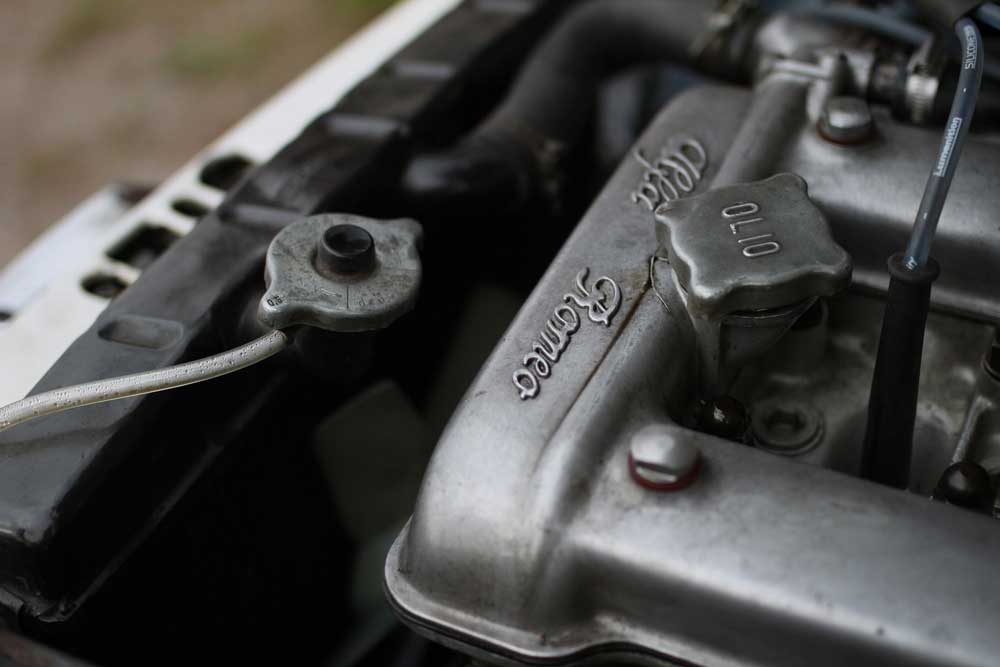 the oil cap in a alfa romeo engine 