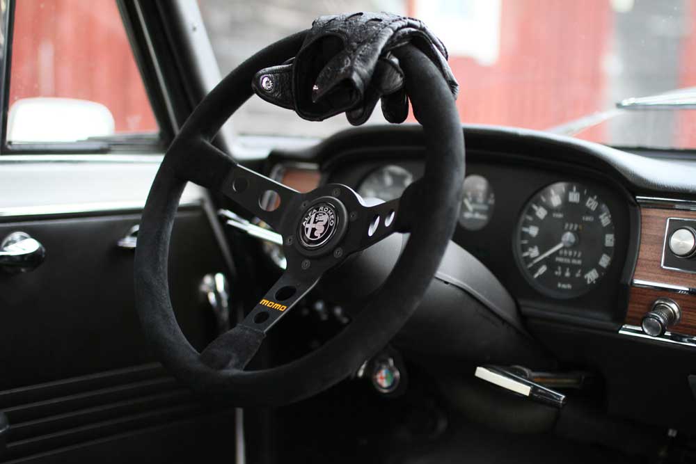 momo steeringwheel with driving gloves on top