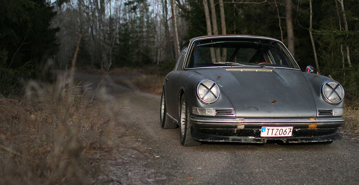 the front of a rusty porsche 912