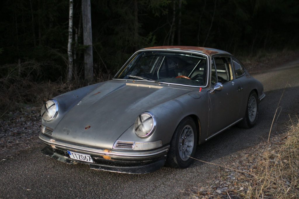 a rusty roof in the forest from a porsche 912 