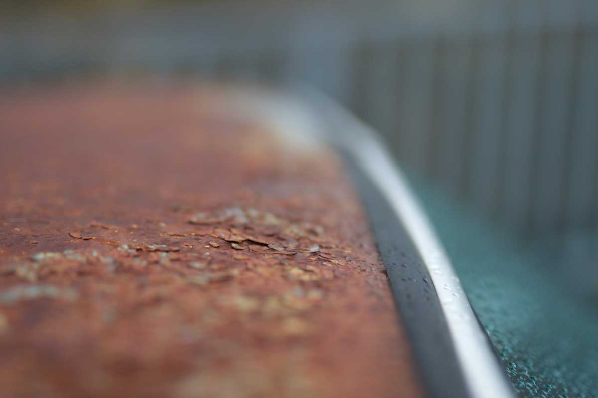 Rusty roof of the patina Porsche 912 