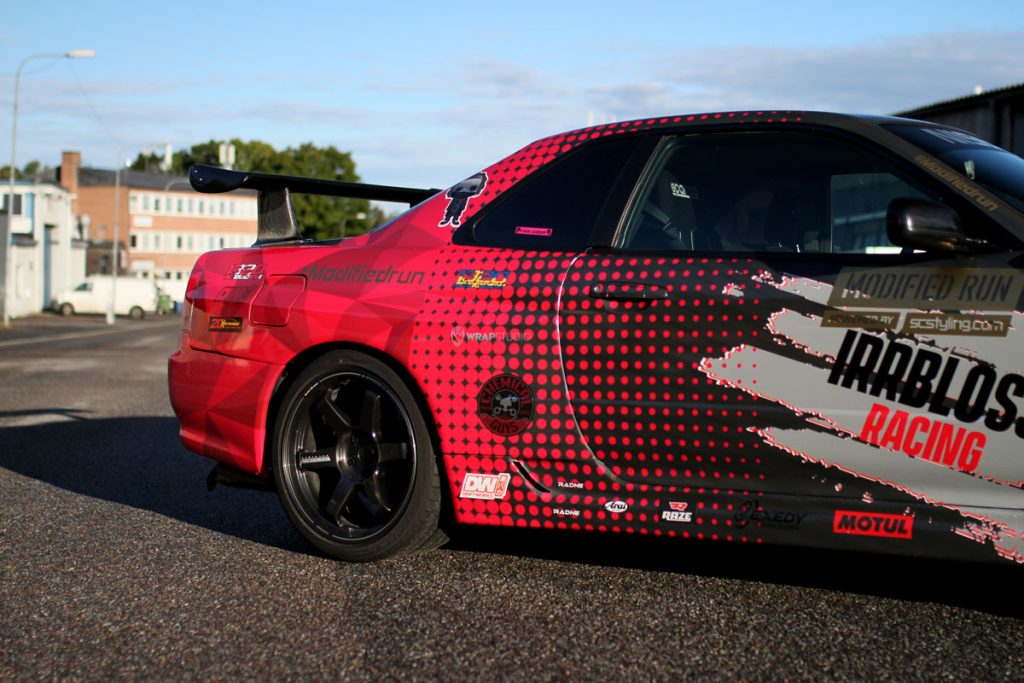 the rear part of a vinyl nissan r34
