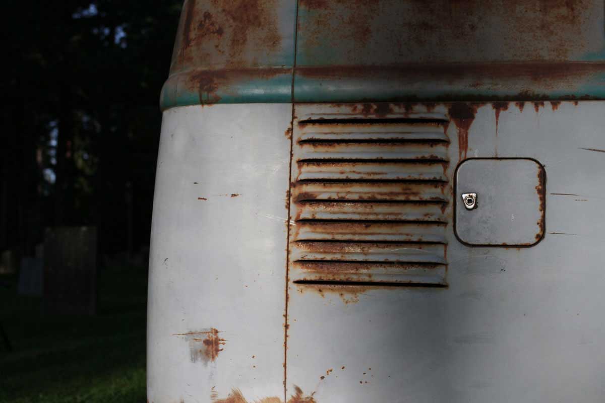 a rusty engine vent in the kleinbus