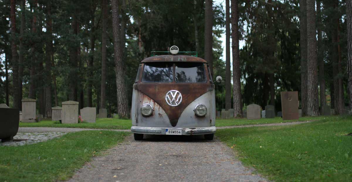 front of a rusty klienbus
